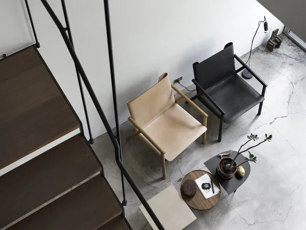 La chaise 1085 Edition de Kristalia en version cuir naturel et noir