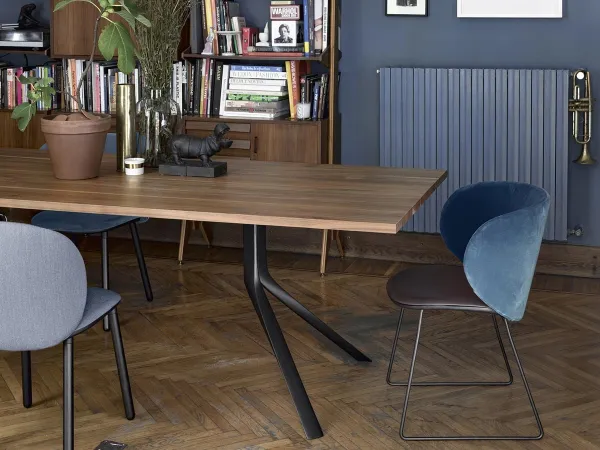 Table Oops de Kristalia dans un espace de vie