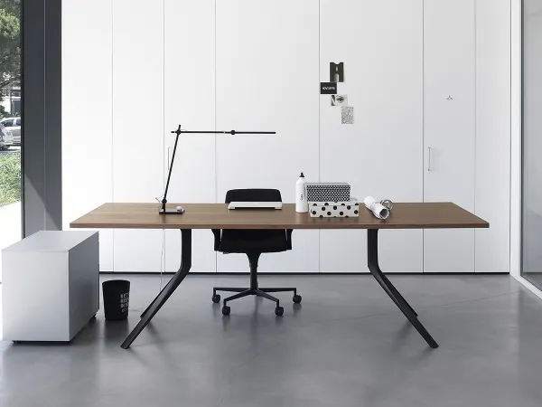 Table Oops de Kristalia dans un bureau