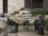 Il tavolo Oops di Kristalia in una zona outdoor