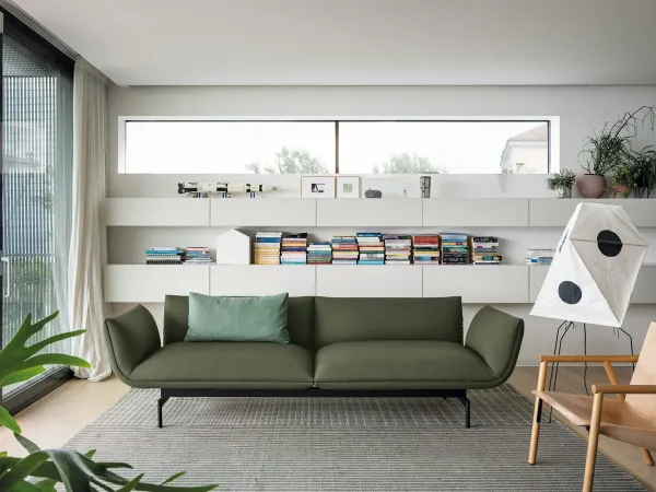 Kristalia Tenso Sofa in einem Wohnbereich