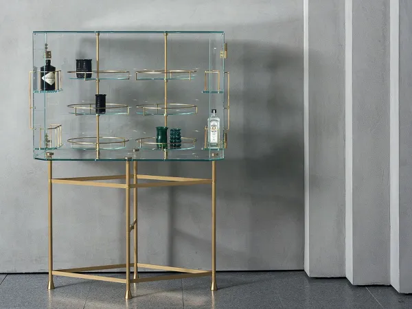 Il mobile bar Float di Baxter in una zona living