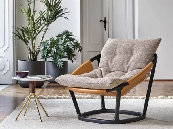 Der Amarantha-Sessel in einem Wohnbereich
