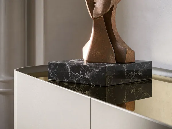 Details of the molded crystal top