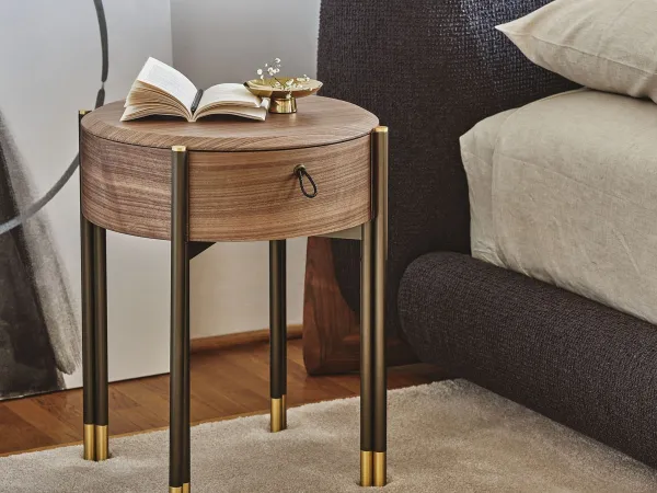 La table de nuit Bayus Tondo 44 de Porada dans une chambre à coucher