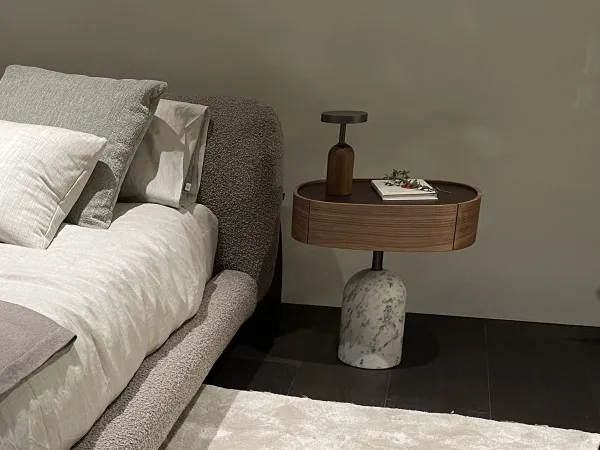 La lampada da tavolo Ekero Move in una zona notte