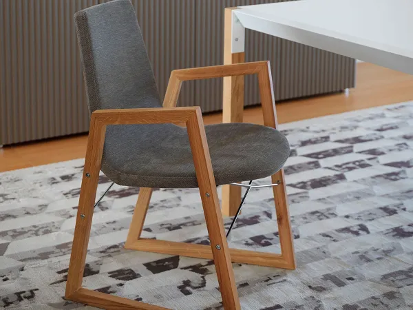 Le petit fauteuil Ray de Horm Casamania avec accoudoirs