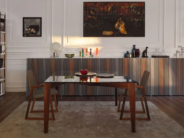 La mesa Autoreggente de Horm Casamania en un salón