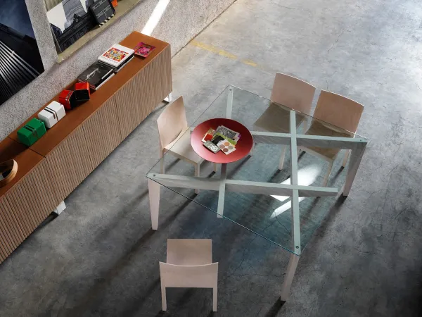 La table Autoreggente de Horm Casamania avec plateau en cristal