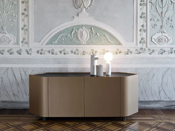 Das Gioberg-Sideboard von Alf DaFrè in einem Wohnbereich