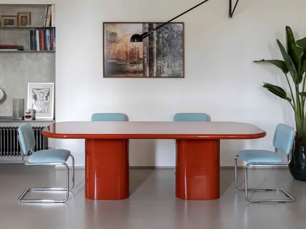 La table Franca e Allegra dans un salon