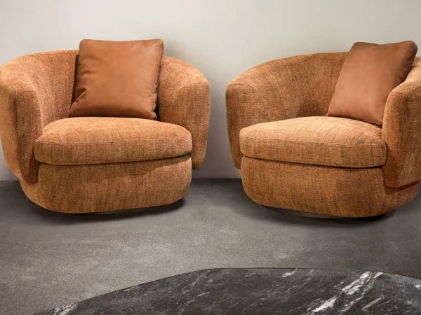 Sillón Gabrielle de Cantori en una sala de estar