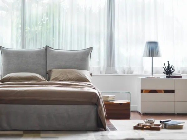 The ComRì chest of drawers and Bifronte nightstand by Horm Casamania