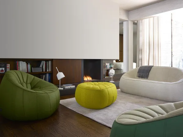 Il divano Ottoman Loveseat di Ligne Roset abbinato al pouf della stessa linea