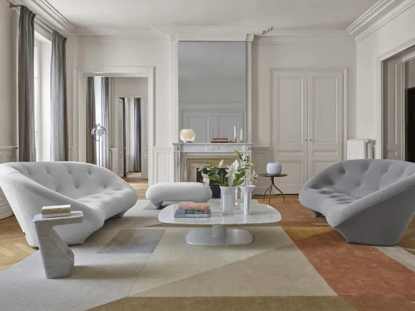 Il divano Ploum di Ligne Roset in un ambiente living