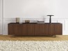客厅中的 Ligne Roset 设计的塞尔凡斯餐具柜