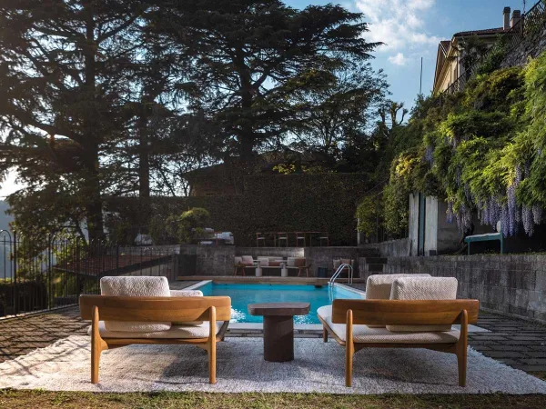 Il tavolino Bao di Baxter in uno spazio outdoor