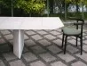 Il tavolo Judd di Baxter in uno spazio outdoor