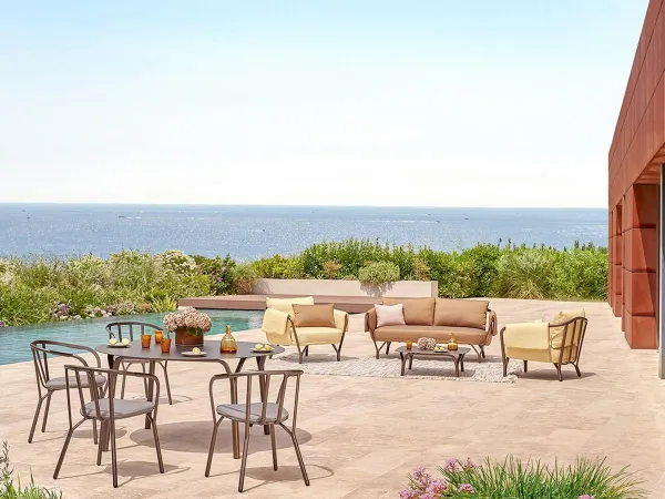 阳台上的 EMU Angel 沙发