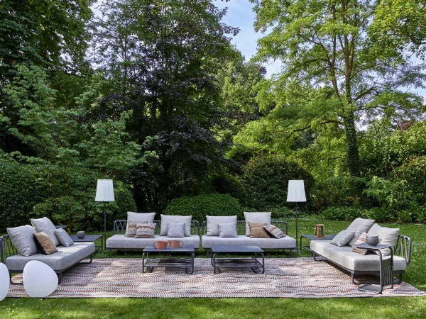 Il divano Valmer di Ligne Roset in uno spazio outdoor