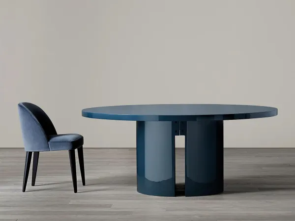 客厅中的 Meridiani 宫桌