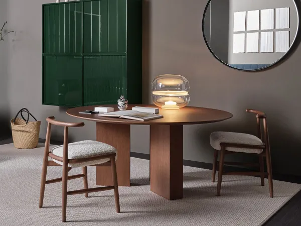 起居室中的 Meridiani Plinto 桌子