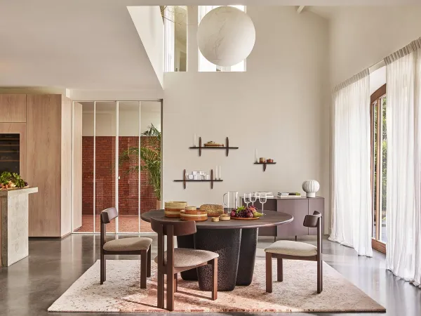 La table Camma de Ligne Roset dans un salon