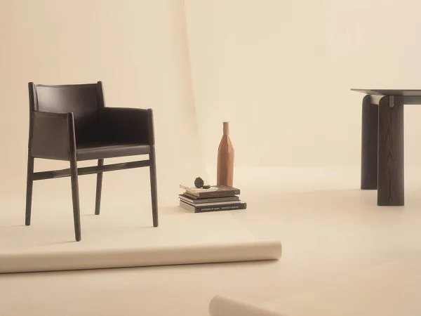 La silla Ayon de Lema en una sala de estar