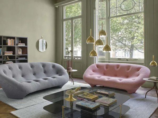 Il tavolino Clyde di Ligne Roset con i divani Ploum