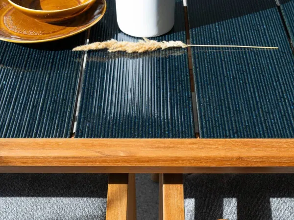 Detalles del tablero de latón enlatado - La mesa Panama de Atmosphera