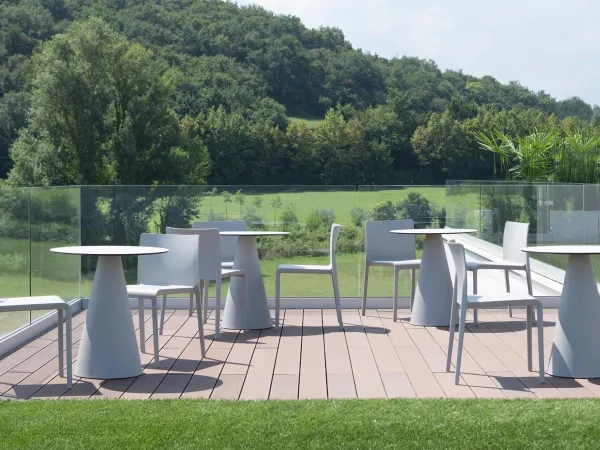 La sedia Volt di Pedrali in uno spazio outdoor