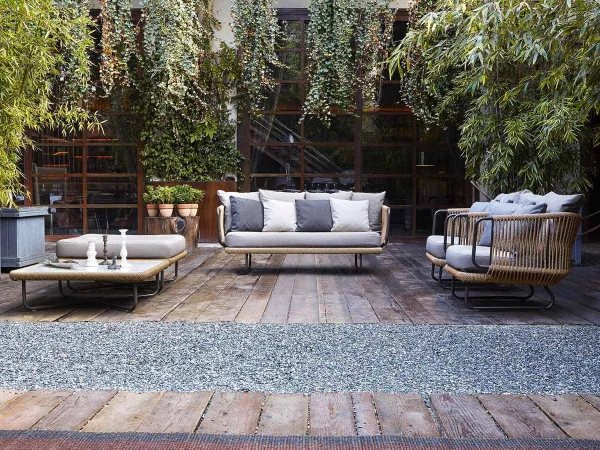 Il divano Babylon di Varaschin in uno spazio outdoor
