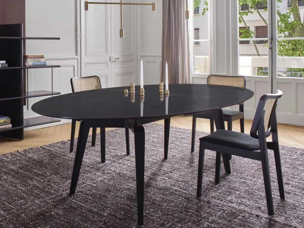 Il tavolo Odessa di Ligne Roset in versione ovale