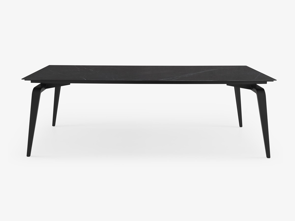 Ligne Roset 的敖德萨桌