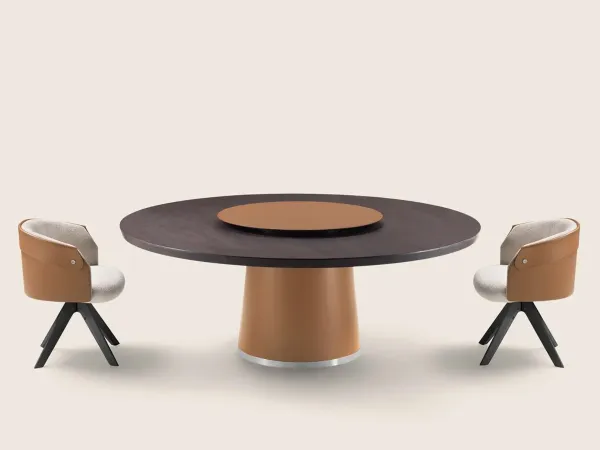 Il tavolo Enn di Flexform con le poltroncine Ozzy