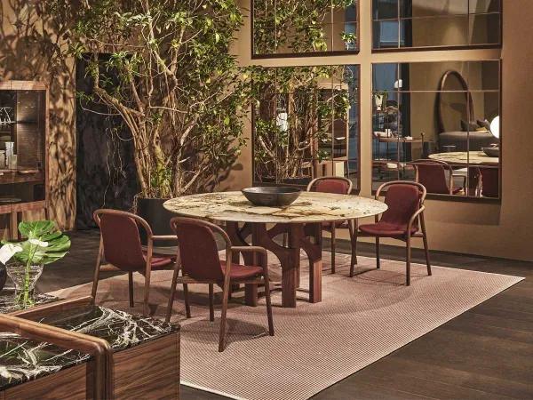 La chaise Petra de Porada dans un salon