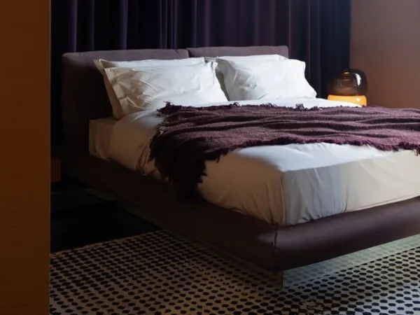 Das Aura Bett von Baxter in einem Schlafbereich