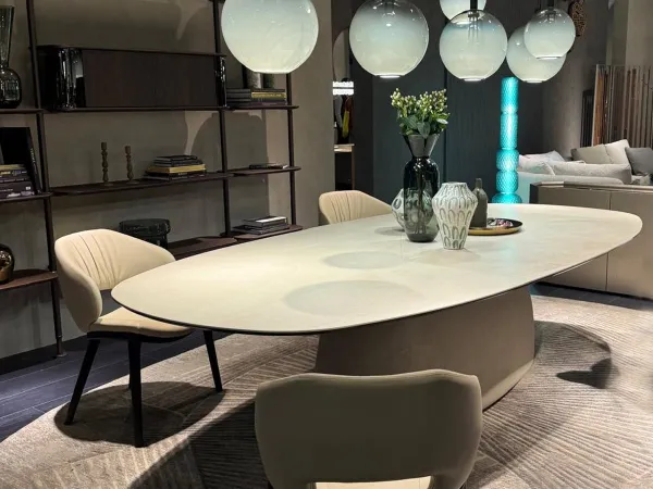 Der Tisch Botero von Cattelan Italia präsentiert auf dem Salone del Mobile 2025