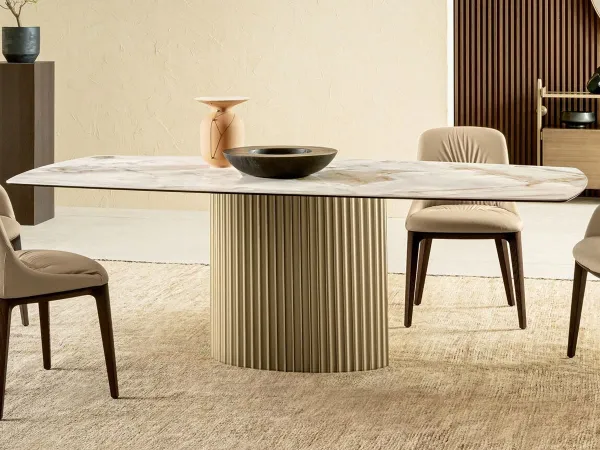 La mesa Enea de Riflessi en un salón