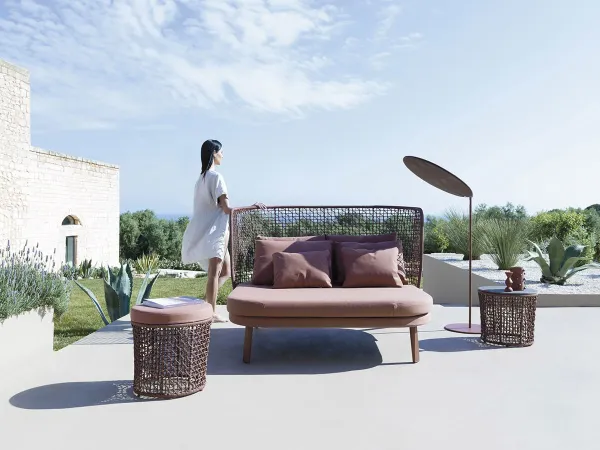 Le daybed Emma de Varaschin dans un espace extérieur