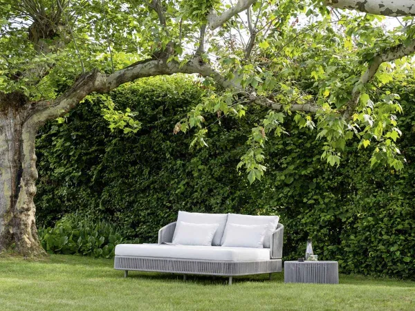 La tumbona Tibidabo de Varaschin en un espacio exterior