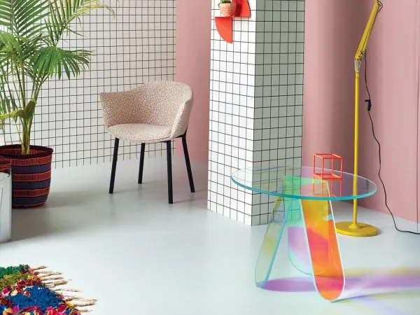 La mesa auxiliar Shimmer de Glas en una zona de estar
