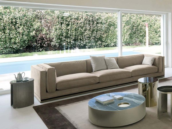 Versione lineare del divano Mason di Longhi