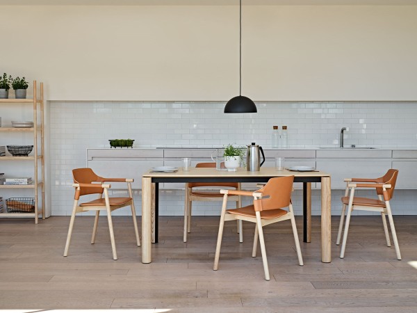 Der Woody-Tisch von Midj in einem Esszimmer