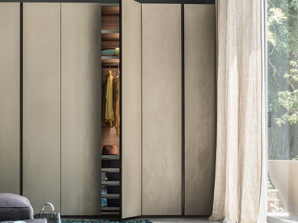 Text bespoke wardrobe by Lema