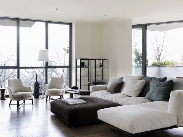Weißes vorbildliches Flexform Soft Dream Sofa im Wohnzimmer mit Tisch und Stühlen