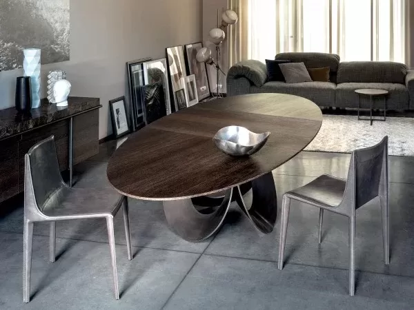 The Oracle table by Arketipo in a living area
