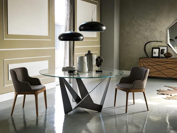 La mesa Skorpio Round en un salón