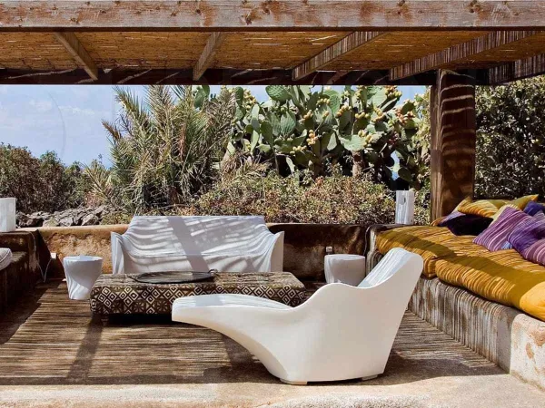 La chaise longue Tokyo Pop di Driade in una zona outdoor