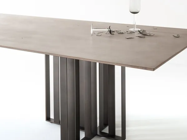 Mesa Shade de Lema y su particular base